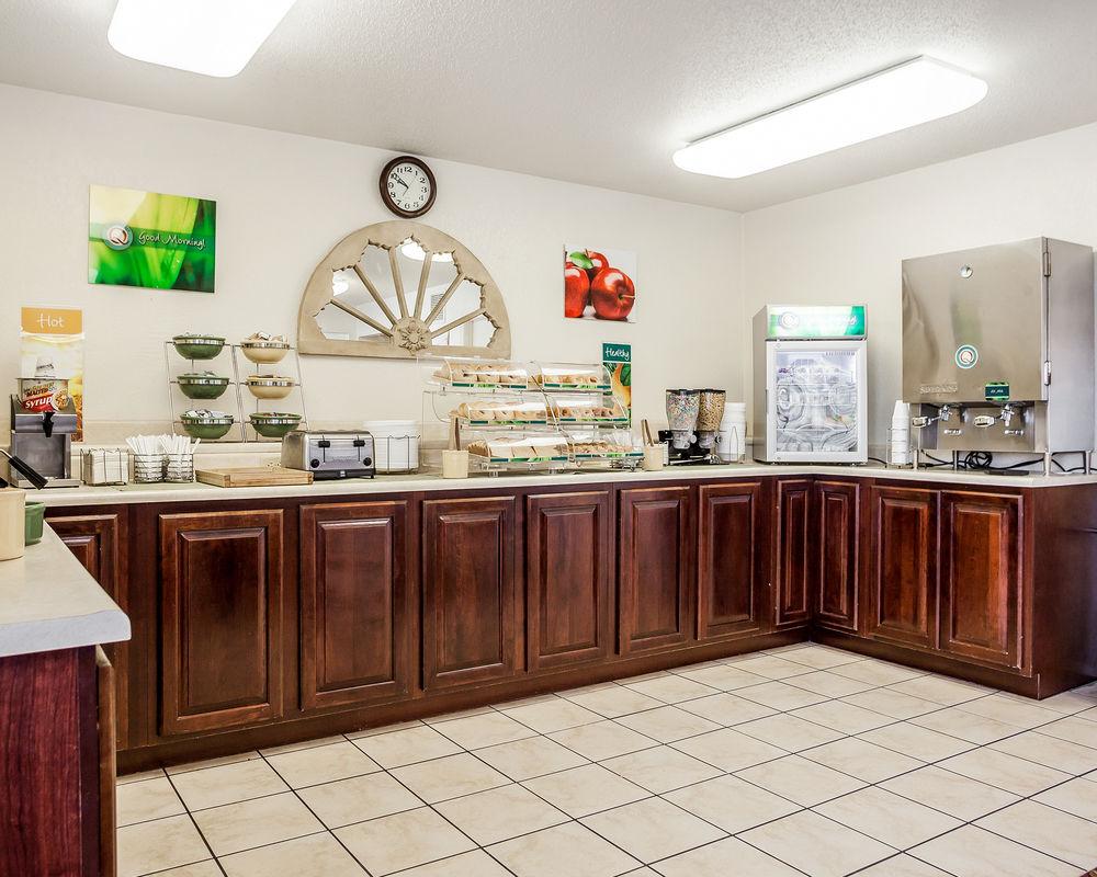 Quality Inn & Suites Des Moines - Merle Hay Road Urbandale Экстерьер фото