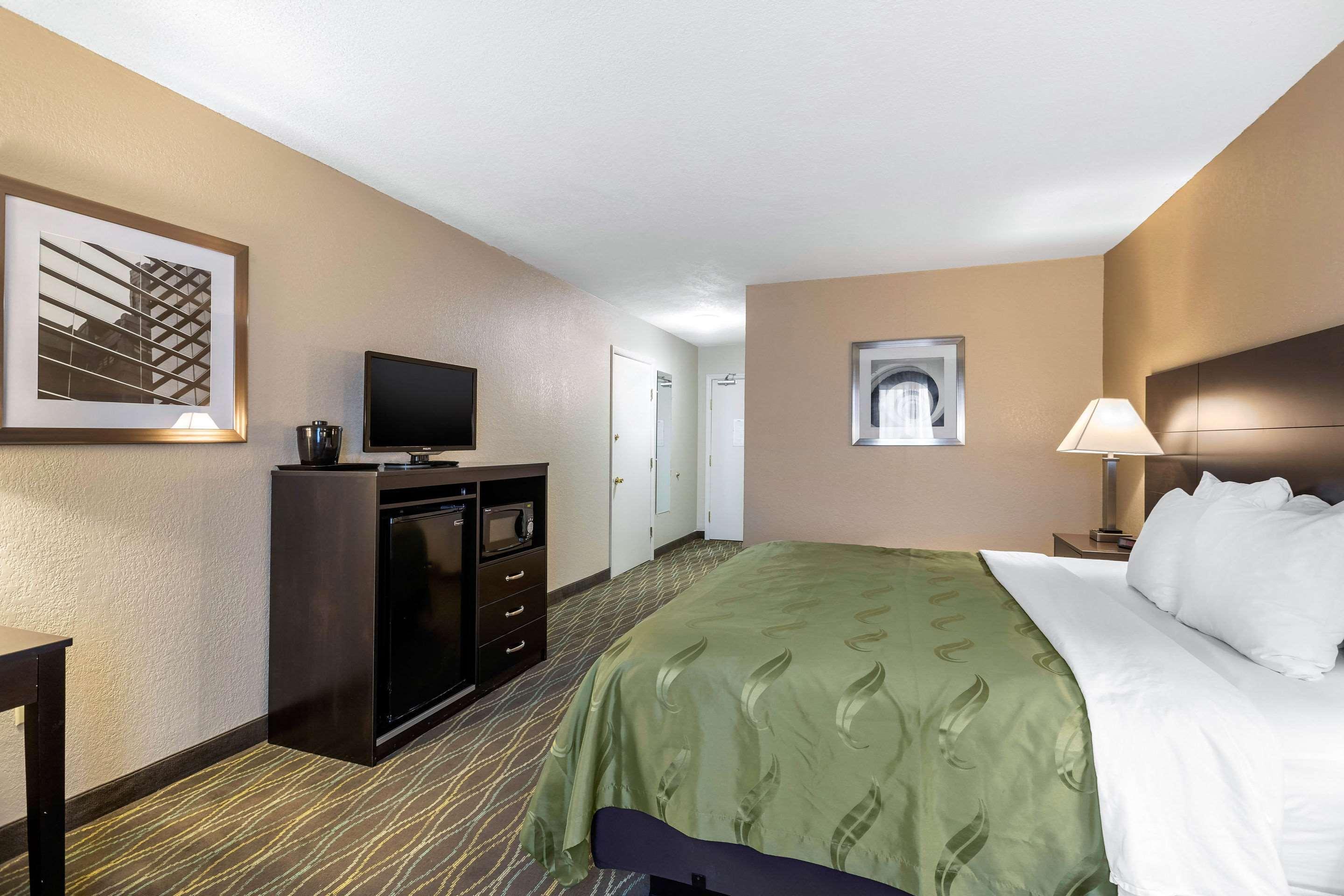Quality Inn & Suites Des Moines - Merle Hay Road Urbandale Экстерьер фото