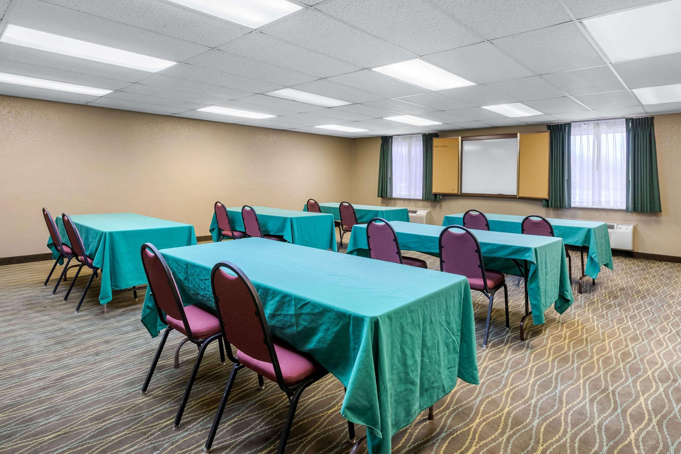 Quality Inn & Suites Des Moines - Merle Hay Road Urbandale Экстерьер фото