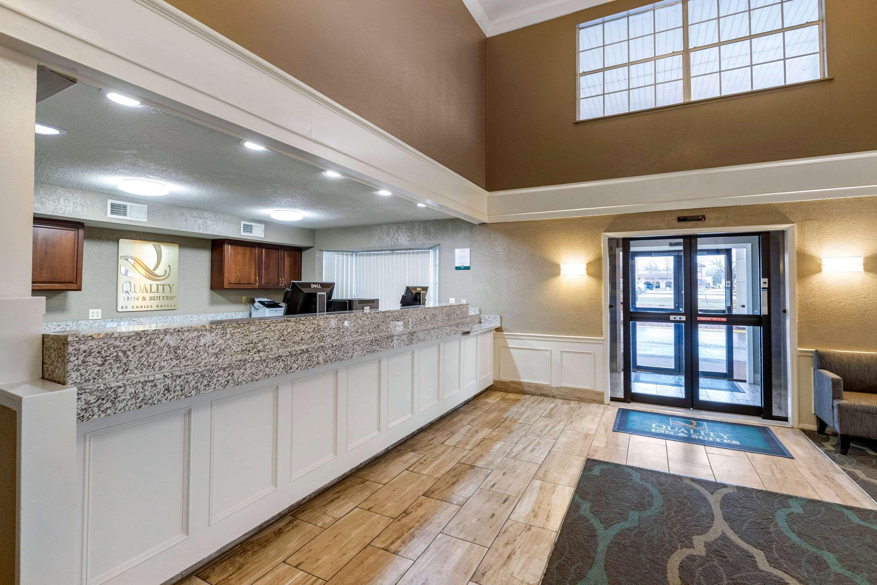 Quality Inn & Suites Des Moines - Merle Hay Road Urbandale Экстерьер фото