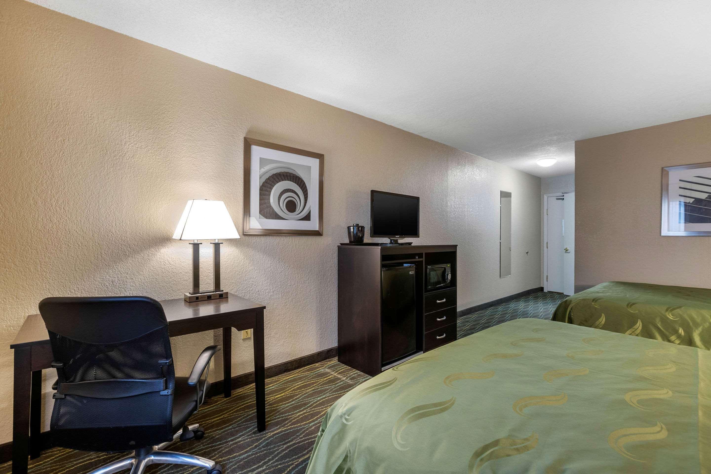 Quality Inn & Suites Des Moines - Merle Hay Road Urbandale Экстерьер фото