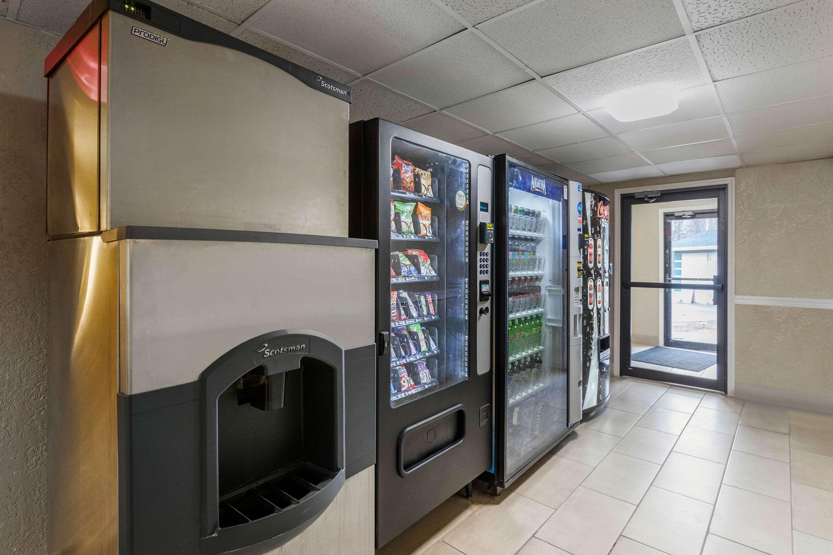 Quality Inn & Suites Des Moines - Merle Hay Road Urbandale Экстерьер фото