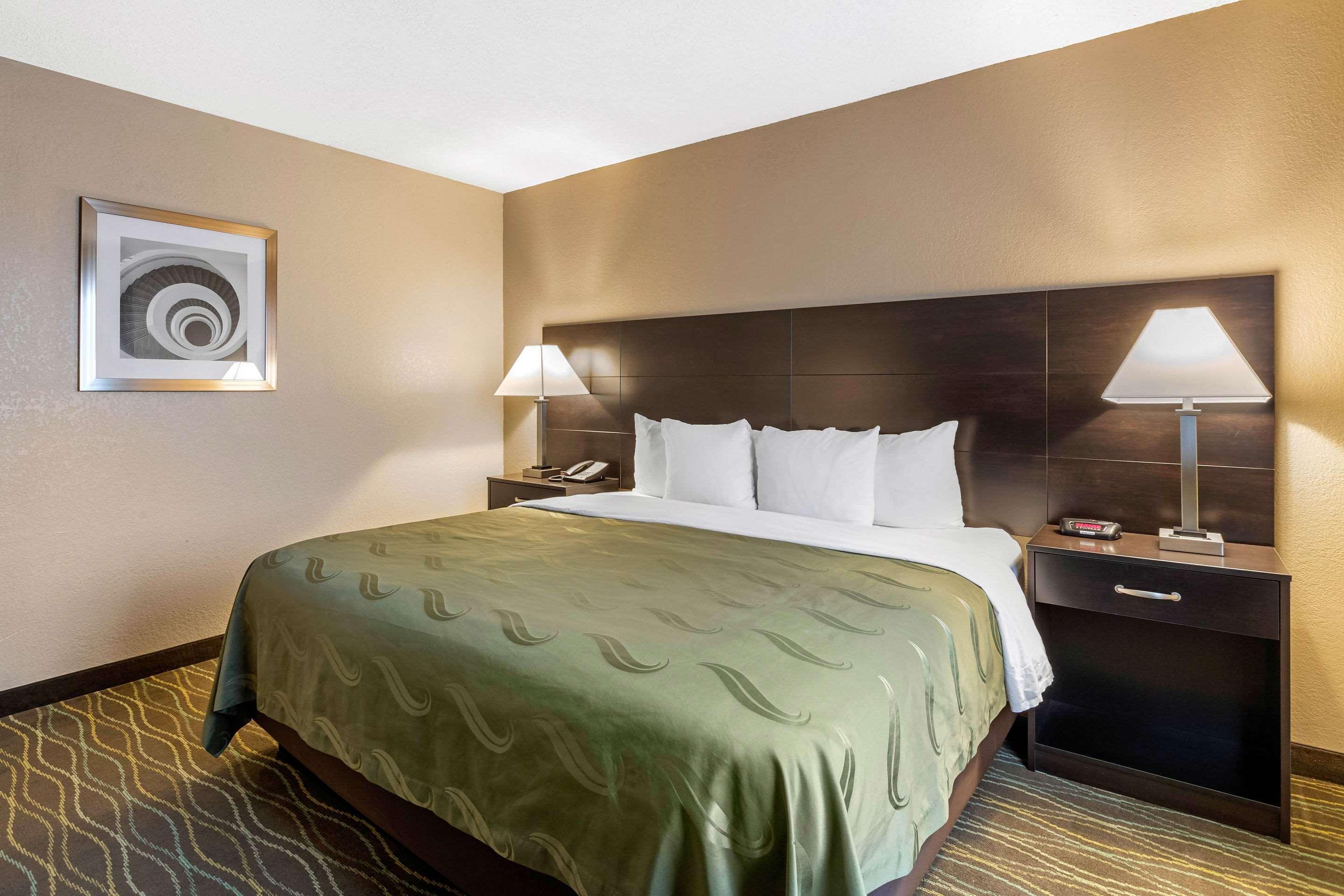 Quality Inn & Suites Des Moines - Merle Hay Road Urbandale Экстерьер фото