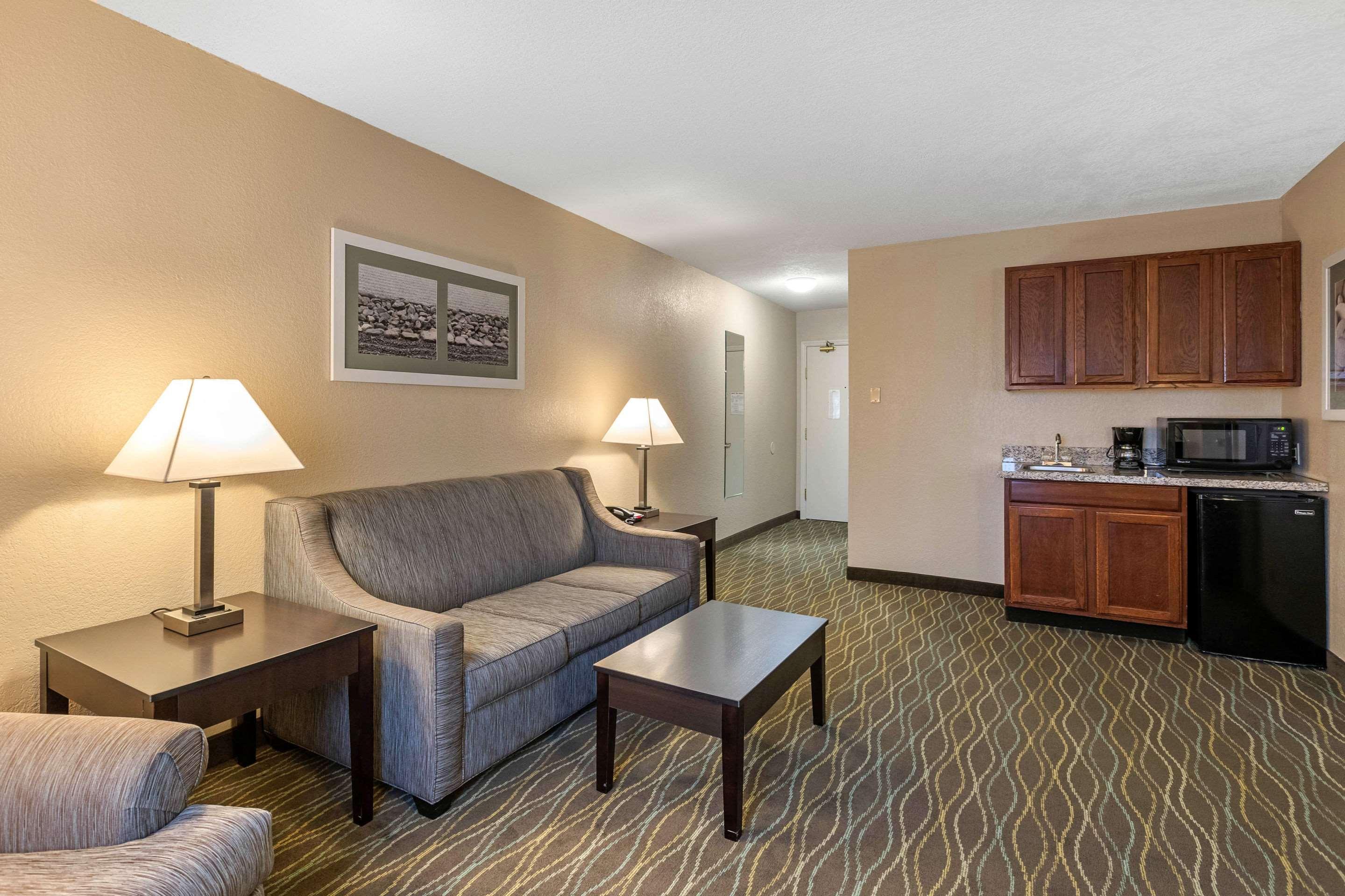 Quality Inn & Suites Des Moines - Merle Hay Road Urbandale Экстерьер фото